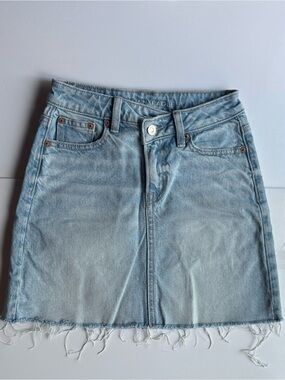 American eagle light wash denim jean mini skirt crossover waist frayed hem Y2K
